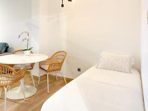 una habitación con una cama, una mesa y sillas en Escapada de lujo en Resort de Isla del Fraile, en Águilas