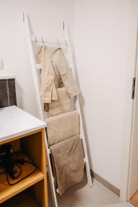 a room with a ladder with towels at Elegantes Apartment in Bad Pyrmont