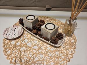 una mesa con una bandeja de comida encima en Apartman Magus, en Tuzla