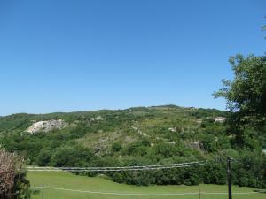 una pista de tenis en la cima de una colina en Agriturismo La Poderina, en Bagno Vignoni