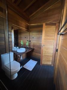 Canto do Mar - Atins - Lençóis Maranhenses في أتينز: حمام مزود بمرحاض ومغسلة ومرآة +15 صورة