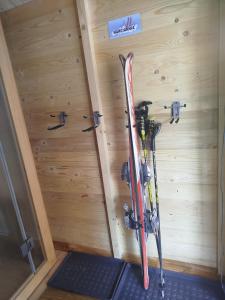 un paio di sci in un angolo di una stanza di Chatka pod lasem Szczyrk a Szczyrk