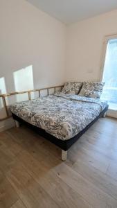 a bed sitting in a room with a window at Le Plein Sud - Carqueiranne in Carqueiranne