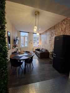 una sala de estar con una mesa y un sofá en L'elegant hyper centre, en Dunkerque