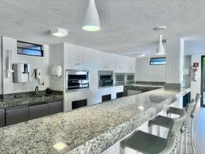 Η κουζίνα ή μικρή κουζίνα στο Viva o Paraíso – Condomínio Exclusivo Beira-Mar e Lazer Completo