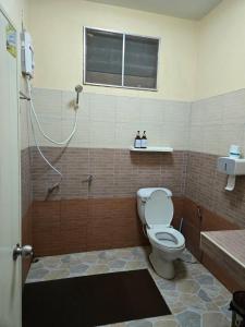een badkamer met een toilet en een douche bij ไร่ภูตะวัน in Ban Muang Ton Mamuang