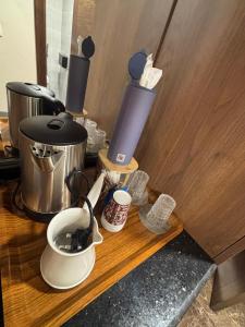 una encimera con una cafetera y tazas. en فندق التوحيد بارك 1 توصيل مجاني للحرم, en Al ‘Azīzīyah