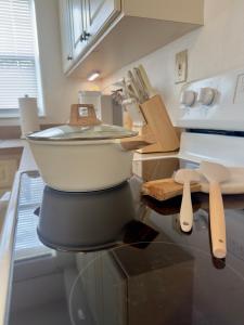 Kuchyň nebo kuchyňský kout v ubytování Steps to the Sand - Private Beach Access & BBQ Grill