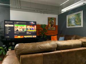 Et tv og/eller underholdning på Stylish Studio with Pool & Huge TV