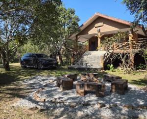een auto geparkeerd voor een huis bij ไร่ภูตะวัน in Ban Muang Ton Mamuang