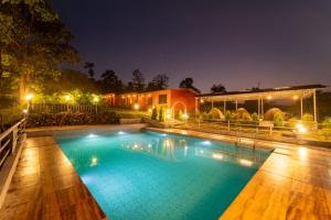 uma piscina no quintal à noite em Dandeli Lake leaf - Dandeli Resort em Dandeli
