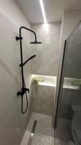 eine Dusche in einem Badezimmer mit einer Glastür in der Unterkunft Studio apartman OAZA in Vukovar