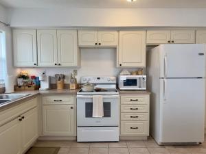 Kuchyň nebo kuchyňský kout v ubytování Steps to the Sand - Private Beach Access & BBQ Grill