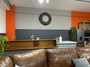 Køkken eller tekøkken på Stylish Studio with Pool & Huge TV