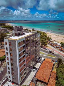 vista aerea di un edificio e della spiaggia di DVA Cabedelo Beira-Mar – O Paraíso na Ponta de Cabedelo a Cabedelo