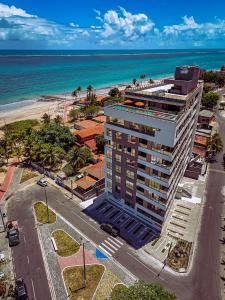 vista aerea di un edificio vicino alla spiaggia di DVA Cabedelo Beira-Mar – O Paraíso na Ponta de Cabedelo a Cabedelo