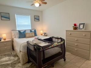 Postel nebo postele na pokoji v ubytování Steps to the Sand - Private Beach Access & BBQ Grill