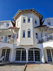 Το κτήριο όπου στεγάζεται  το διαμέρισμα