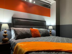 En eller flere senge i et værelse på Stylish Studio with Pool & Huge TV