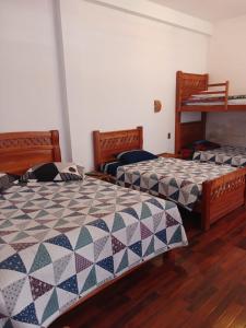 La Fábula-Verde في كوباكابانا: سريرين جالسين في غرفة ذات أرضيات خشبية