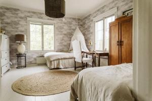 ein Schlafzimmer mit Bett, Stuhl und Schreibtisch in der Unterkunft HALI - Hideaway in Raseborg