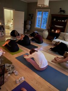 eine Gruppe von Leuten, die in einem Yoga-Kurs auf dem Boden liegen in der Unterkunft HALI - Hideaway in Raseborg