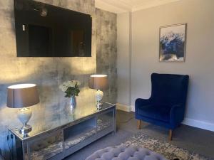 Et tv og/eller underholdning på 3BR Sleeps 6 Free Parking Near Glasgow City Centre + 2 billeder