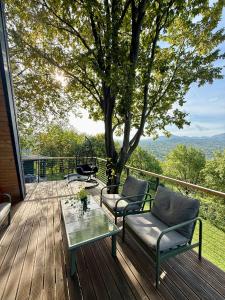 科马尔尼克AHA Cabin的一个带沙发、桌子和树的露台