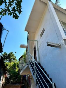 Το κτήριο όπου στεγάζεται  το διαμέρισμα