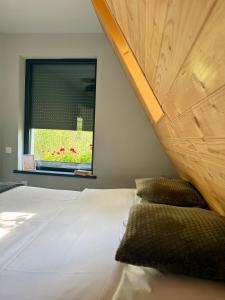 科马尔尼克AHA Cabin的一间带大床的卧室，带窗户