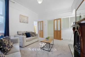 ein Wohnzimmer mit Sofa und Tisch in der Unterkunft Stylish 4BR South Shields Home - Contractors & Family Stay in Westoe