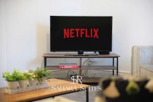einen Fernseher auf einem Tisch mit dem Netflix-Schild drauf in der Unterkunft Stylish 4BR South Shields Home - Contractors & Family Stay in Westoe + 18 Fotos