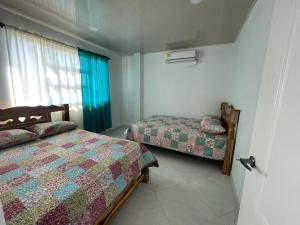 Giường trong phòng chung tại Apartments Tolú 3 habitaciones