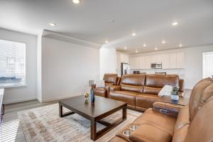 Χώρος καθιστικού στο 8 Mi to Denver Tech Center Business-Ready Retreat