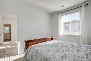 Ένα ή περισσότερα κρεβάτια σε δωμάτιο στο 8 Mi to Denver Tech Center Business-Ready Retreat