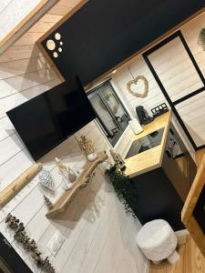 - Vistas a la sala de estar con mesa en Tiny cocon en pleine nature jacuzzi, sauna privé, en Tinlot