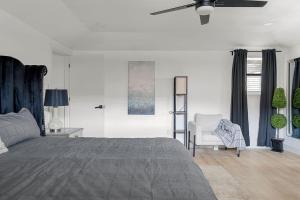 En eller flere senge i et værelse på Plano Comfort with 4 Bedrooms