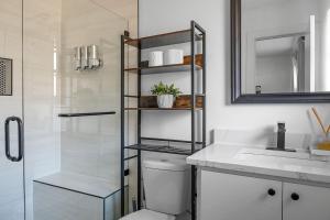 Et badeværelse på Plano Comfort with 4 Bedrooms + 46 billeder