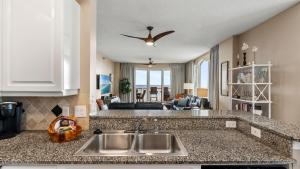 Kuchyň nebo kuchyňský kout v ubytování Relaxing beachfront retreat