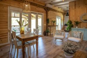a dining room with a table and chairs at casa Villa Escondida in Cádiz