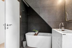 Ένα μπάνιο στο Villa in the Heart of Aarhus +23 φωτογραφίες