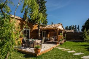 a house with a table and chairs in a yard at casa Villa Escondida in Cádiz