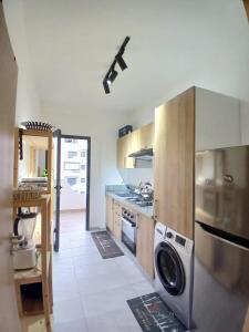 Η κουζίνα ή μικρή κουζίνα στο Cozy 2-bedroom apartment, pool view with beach access a Zenata City Eco Casablanca