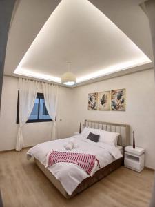 Ένα ή περισσότερα κρεβάτια σε δωμάτιο στο Cozy 2-bedroom apartment, pool view with beach access a Zenata City Eco Casablanca +20 φωτογραφίες