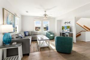 ein Wohnzimmer mit Sofa und Tisch in der Unterkunft CAC-22B - Whelk in Buxton