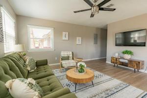 a living room with a green couch and a table at Nole Worries! in Tallahassee
