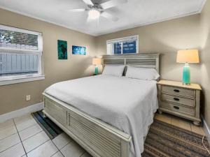 ein Schlafzimmer mit einem großen Bett und zwei Fenstern in der Unterkunft Leeward II 3 l Beachfront Condo l Large first level deck with steps down to sand in Watersound Beach