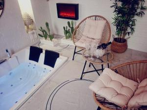 a living room with a tub and a chair and a table at MÃE Apulian Rooms in Grottaglie