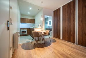 Una cocina con una mesa y sillas en una habitación. en Le raffiné, en Mâcon 4 fotos más