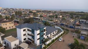 una vista aerea di una città con un edificio bianco di Ocean Heights - One Bedroom a Accra